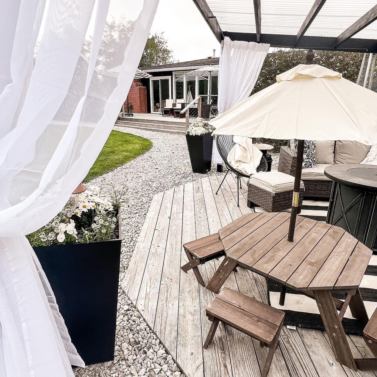 Tavolo ottagonale, sgabelli e set di ombrelloni - Bear Brown e Beige - immagine 2